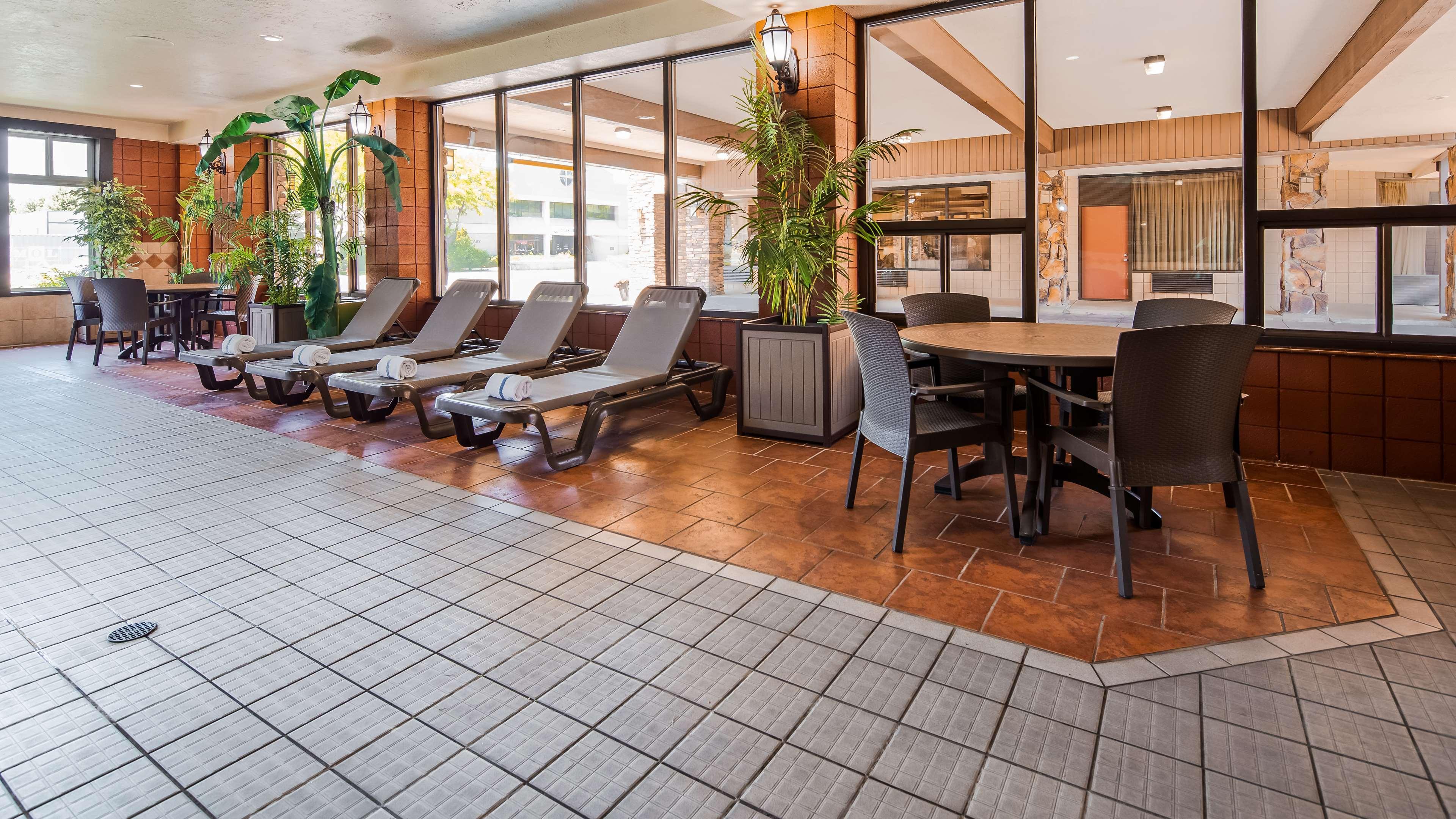 Best Western Plus Weston Inn Лоуган Екстериор снимка