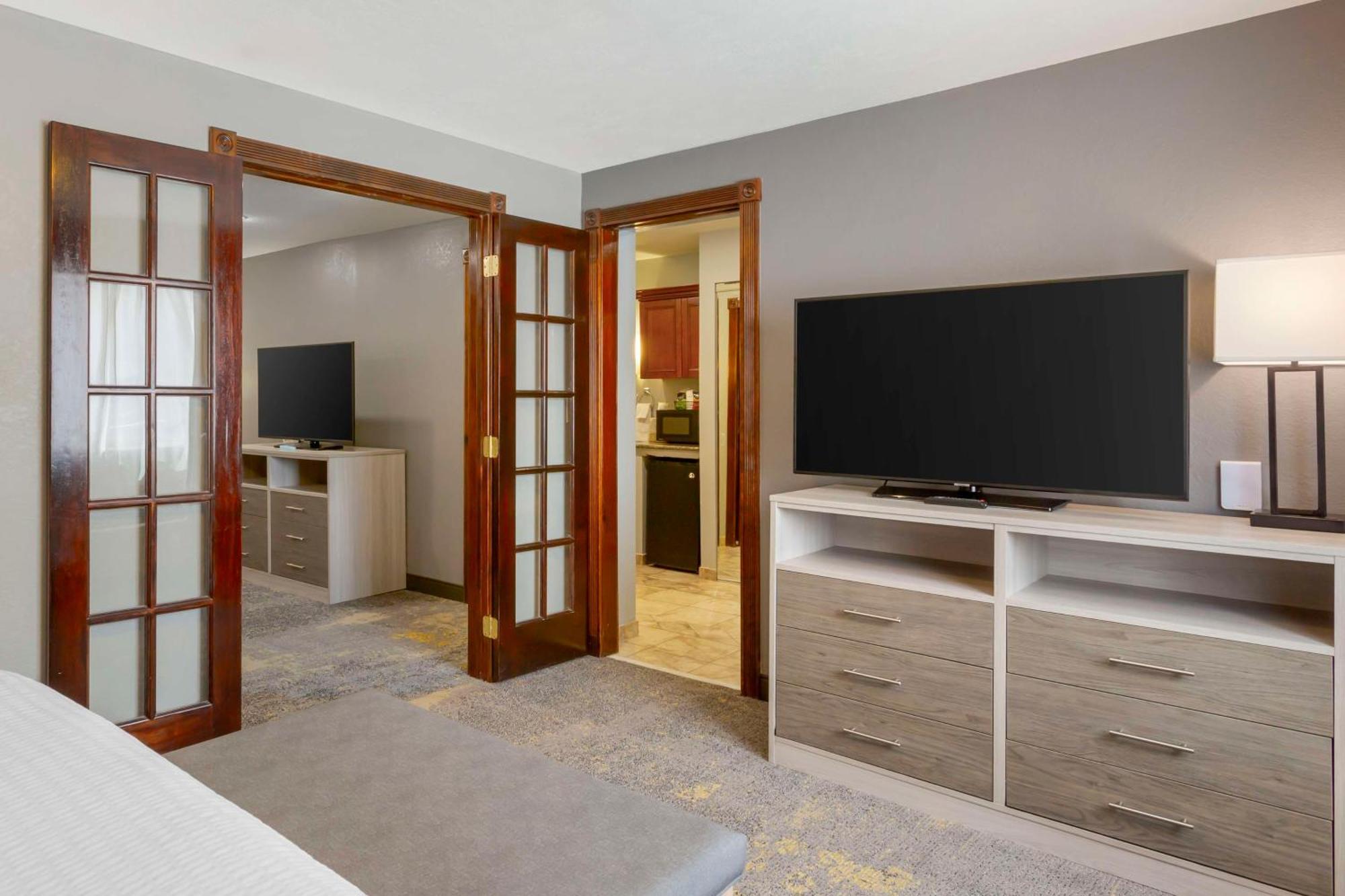 Best Western Plus Weston Inn Лоуган Екстериор снимка